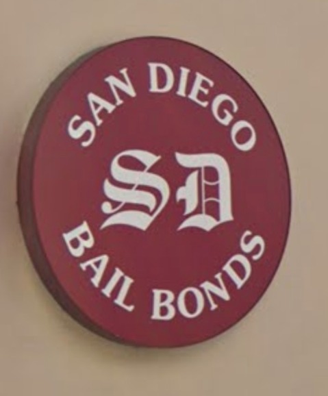 Integrante del equipo de San Diego Bail Bonds™ atendiendo a un cliente